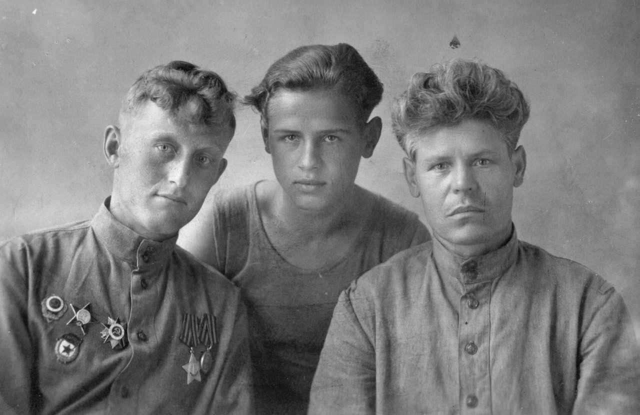 Савин Василий Романович(слева).jpg